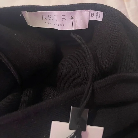 ASTR The Label Black Long Sleeve One Shoulder Ribbed Crop  Top - Picture 3 of 7